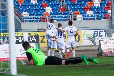 Damian Smoleń (czarno-zielony strój) został nowym piłkarzem Puszczy Niepołomnice (fot. Stal Rzeszów)