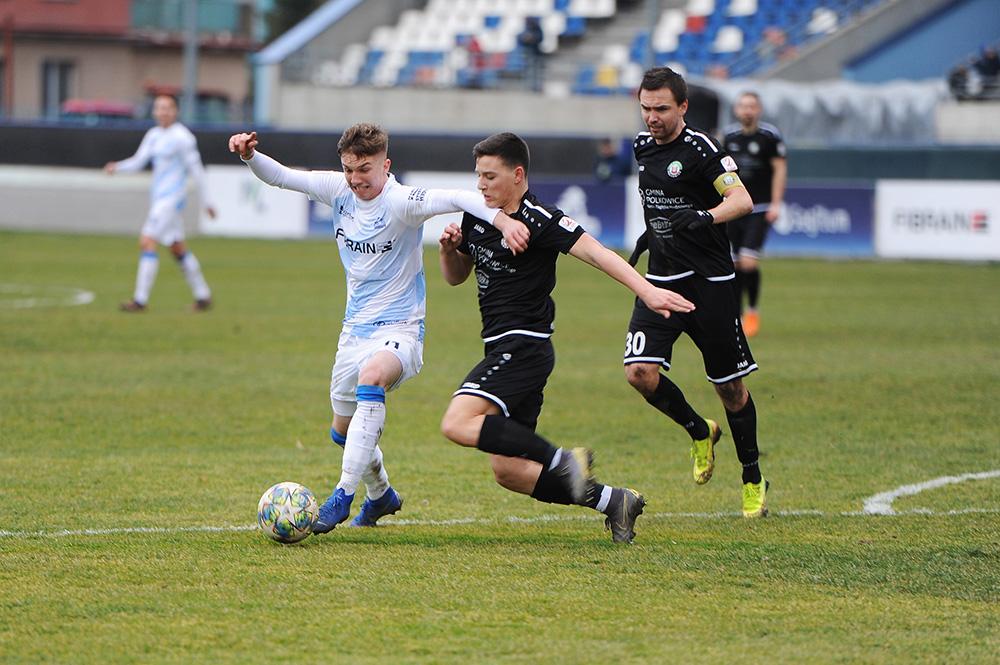 Stal Rzeszów w biało-niebieskich strojach. Na zdjęciu z piłką Wiktor Kłos (fot. stalrzeszow.pl / archiwum)