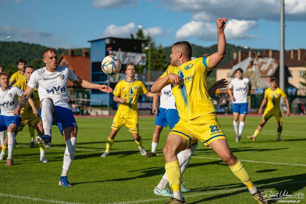 Ekoball Stal Sanok (żółte stroje) poznała już rywali w 4 lidze podkarpackiej. W terminarzu na sezon 2026/2027 zabraknie derbowego starcia z Karpatami Krosno (fot. Robert Urban / roberturban.pl)