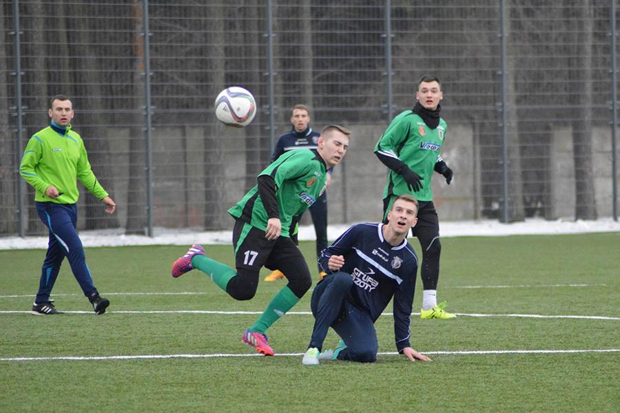 Stal Stalowa Wola (zielono-czarne stroje) w środę 22 lutego zmierzy się w sparingu z Radomiakiem Radom.