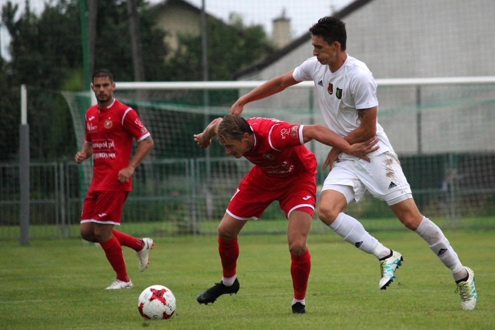 Stalówka (białe stroje) nie zamierza przerywać passy w Boguchwale (fot. Radosław Kuśmierz)