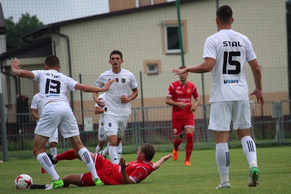 Stal Stalowa Wola (białe stroje) podzieliła się punktami z Ruchem Chorzów (fot. archiwum)