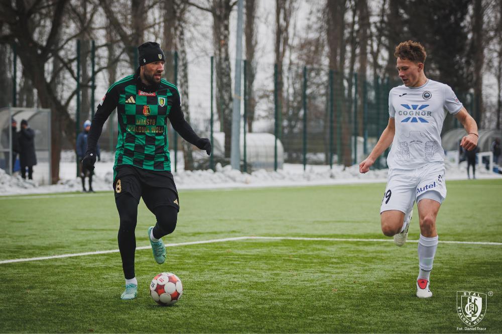 Piłkarze Stali Stalowa Wola (zielono-czarne stroje) nie zagrają z Hetmanem Zamość. Sparing został odwołany (fot. Daniel Tracz / Stal Stalowa Wola)