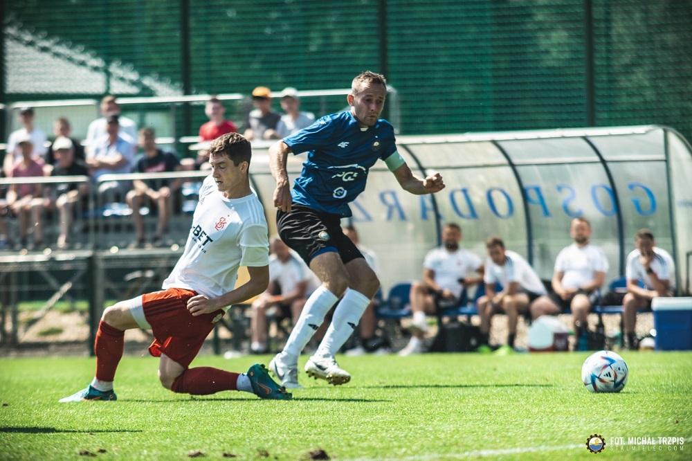 Stal Mielec zremisowała 1-1 z ŁKS-em Łódź w trzecim sparingu. (fot. Michał Trzpis)