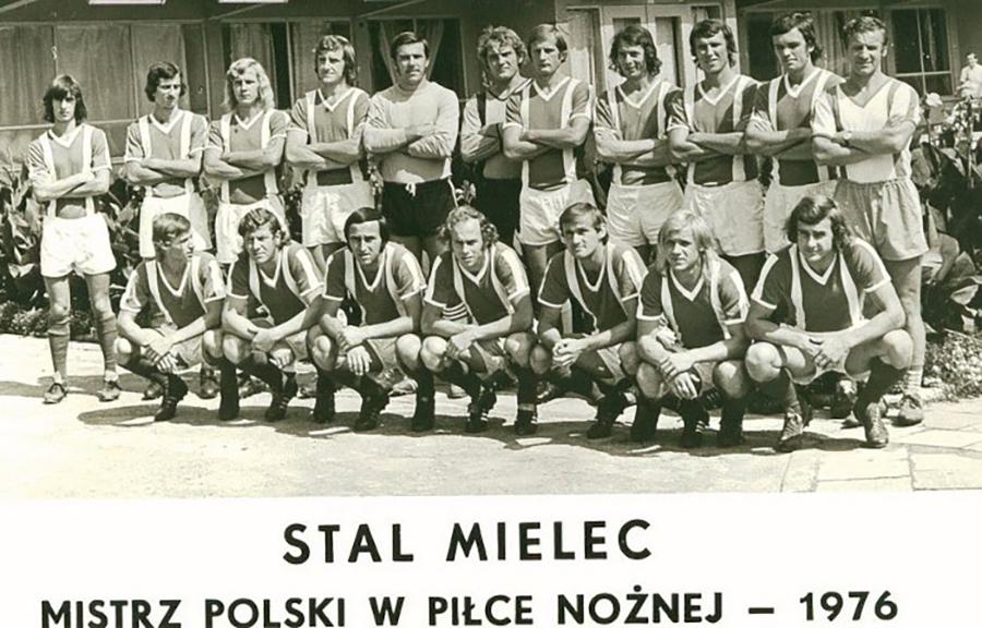 Ryszard Per (na zdjęciu pierwszy z lewej) w barwach Stali Mielec występował przez 6 lat. To zdjęcie z sezonu 1975/1976 (fot. archiwum)