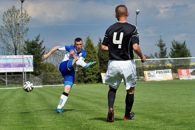 Stal Nowa Dęba (niebiesko-białe stroje) pokonała graczy Strumyka Malawa (fot. Mieczysław Turczyn)