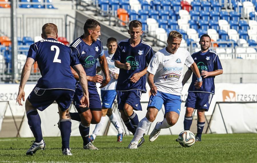 Sokół Sieniawa (granatowe stroje) przywiózł punkt z Połańca (fot. archiwum)