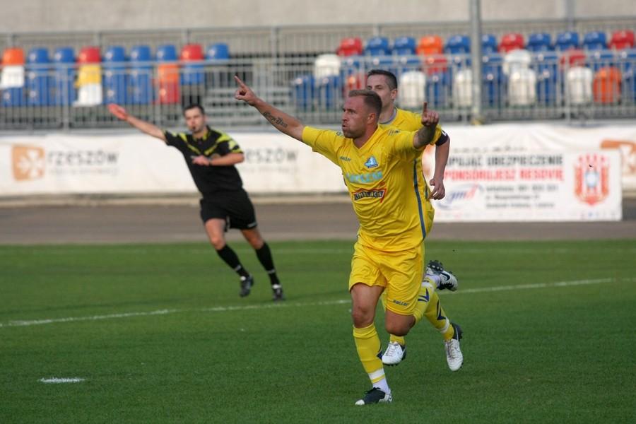 Gol Łukasza Szczoczarza tym razem nie wystarczył Stali Rzeszów do zwycięstwa. Punkty urwał im wychowanek, Tomasz Walat (fot. stalrzeszow.pl / archiwum)