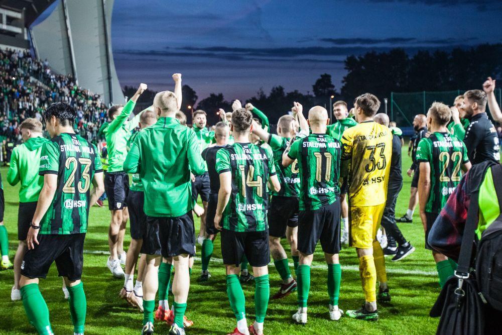 W sobotę wszyscy piłkarze Stali fetowali awans, ale nie każdy z nich zostanie w zespole na kolejny sezon. (fot. Radek Kuśmierz)