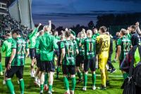 W sobotę wszyscy piłkarze Stali fetowali awans, ale nie każdy z nich zostanie w zespole na kolejny sezon. (fot. Radek Kuśmierz)