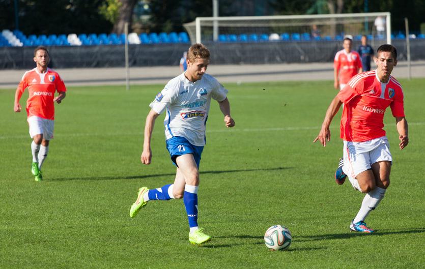 Jesienią Stal Rzeszów (biało-niebieskie stroje) wygrała z Karpatami Krosno 2-0. Jak będzie w rewanżu? (fot. stalrzeszow.pl)