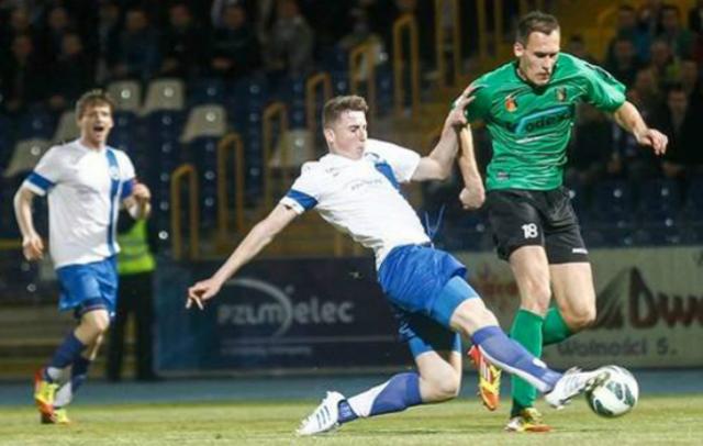 Tomasz Płonka (z prawej) trafił do siatki chwilę po wejściu na boisko (fot. stal1938.pl)