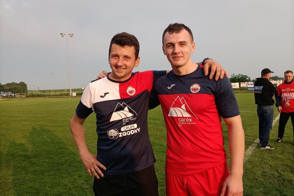 Karol Stanek (z prawej) w Naprzodzie Jędrzejów (fot. Sparta Kazimierza Wielka)