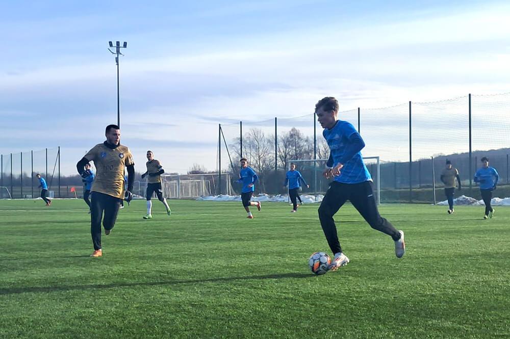 Piłkarze Strugu Tyczyn (złote koszulki) ulegli juniorom Stali Rzeszów 2-3 (fot. facebook.com/strugtyczyn)