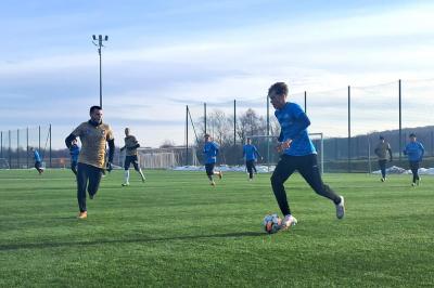 Piłkarze Strugu Tyczyn (złote koszulki) ulegli juniorom Stali Rzeszów 2-3 (fot. facebook.com/strugtyczyn)