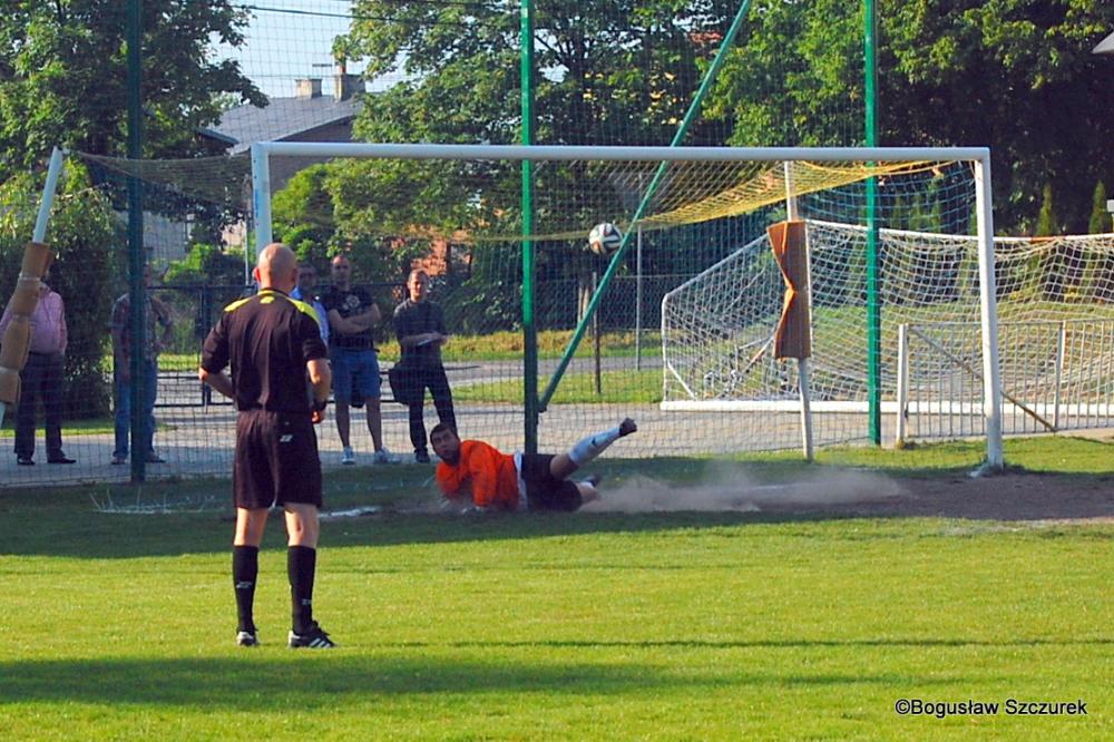 Piłkarze Strumyka Malawa rozbili Przełęcz Dukla 6-0 w meczu 32. kolejki 4 ligi podkarpackiej (fot. Bogusław Szczurek)