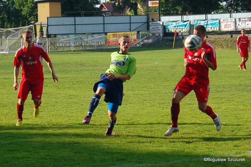 Piłkarze Strumyka Malawa (czerwone stroje) zremisowali z Sawą Sonina 1-1 (fot. Bogusław Szczurek)