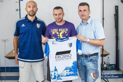 Sylwester Sikorski (w środku) wraca po 2,5 roku do Krosna (fot. Karpaty Krosno)