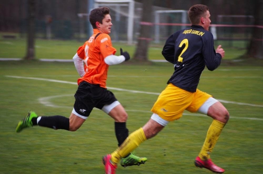 Szymon Hajduk (po lewej) po półrocznej przygodzie z Wólczanką Wólka Pełkińska przenosie się do Puszczy Niepołomice.