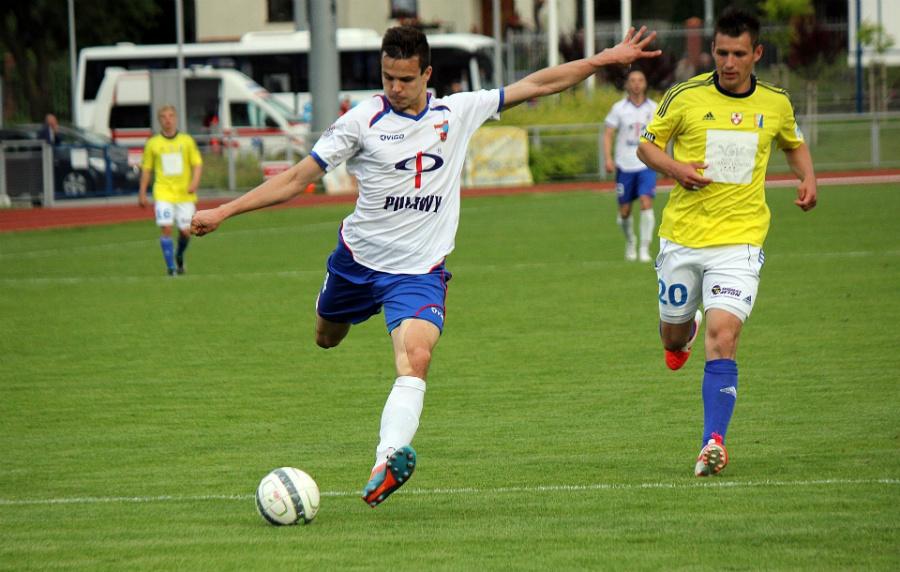 Szymon Martuś (na zdjęciu uderza) trafił do Siarki Tarnobrzeg z Wisły Puławy (fot. youtube.com)