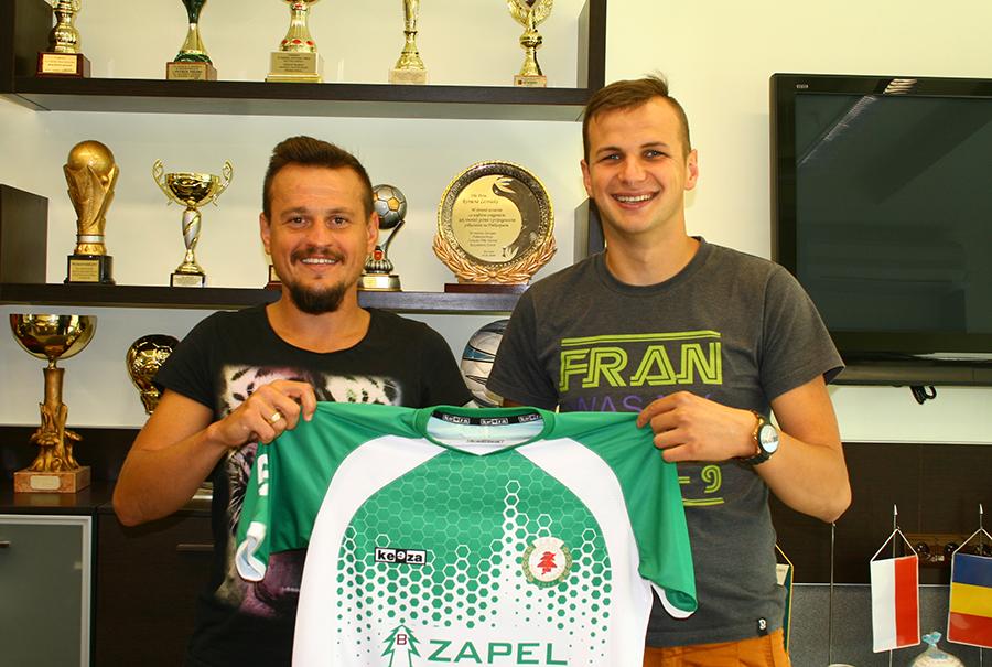 Ołeksandr Tarasenko (z lewej) i dyrektor sportowy Izolatora Boguchwała Paweł Kulik (fot. zksizolator.eu)