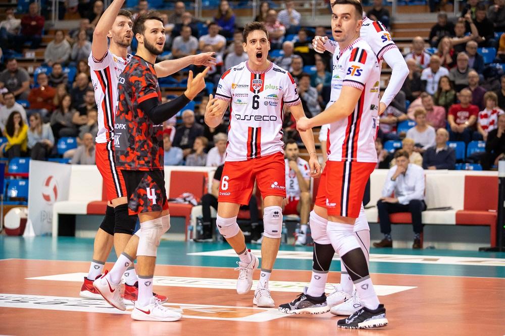 Tomas Rousseaux (z numerem 6) po roku gry opuści Asseco Resovię. (fot. Asseco Resovia)