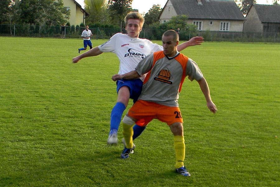 Tomasz Chmielowiec (z prawej) jeszcze barwach Sokoła Kolbuszowa Dolna.