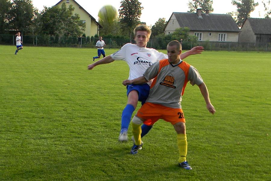  Tomasz Chmielowiec (z prawej) przez lata był kluczowym graczem Sokoła.    