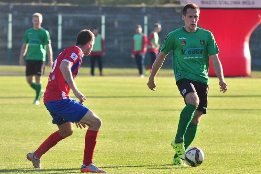 Tomasz Płonka (na zdjęciu z piłką) jest najlepszym strzelcem Stali Stalowa Wola po 19. kolejkach rozgrywek 2 ligi.