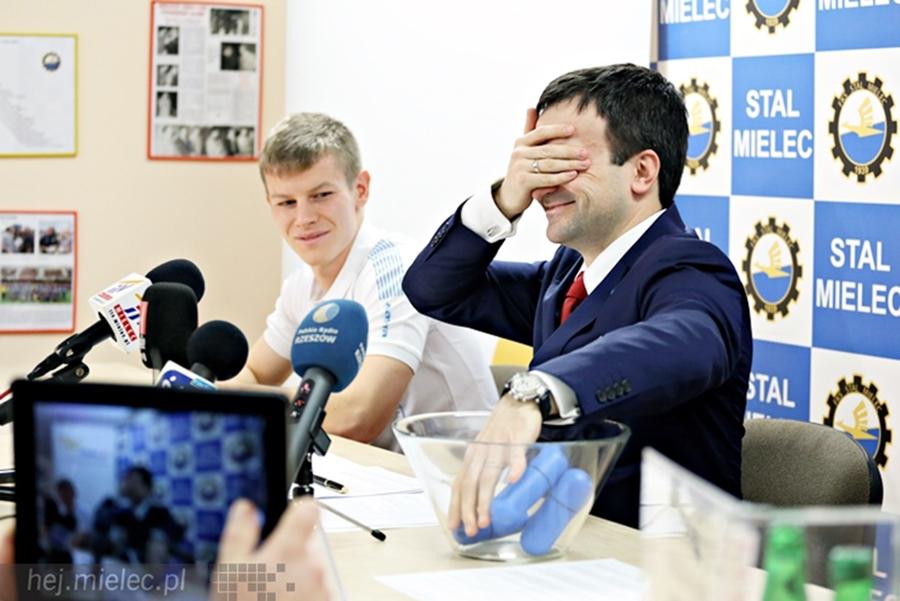 Prezydent Mielca Daniel Kozdęba wylosował pary Turnieju Dawnych Mistrzów, który już 20 lutego odbędzie się w Mielcu (fot. stalmielec.com / hejMielec)