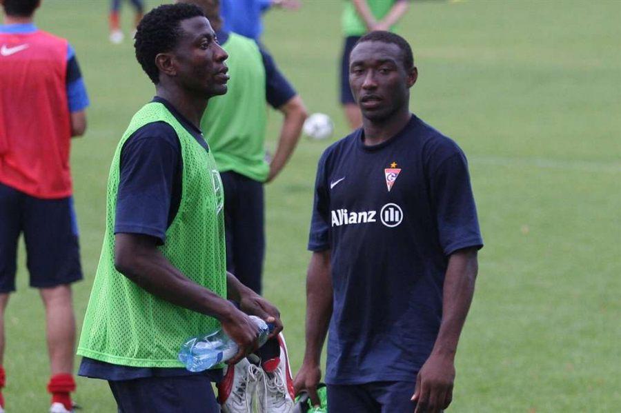 Ukonu Mba Chukwuemeka (na zdjęciu z lewej obok Samsona Udoudo) przed laty przechodził testy w ekstraklasowym Górniku Zabrze.