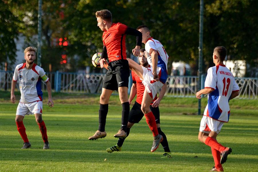 Piłkarze LKS-u Pisarowce (pomarańczowo-czarne stroje) wygrali w Nowej Sarzynie z Unią 1-0 (fot. facebook.com/mzksunia)