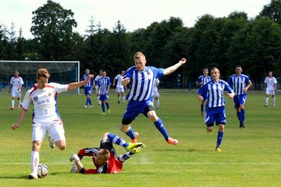 Stal Gorzyce w biało-niebieskich strojach (fot. unia.nowasarzyna.eu)