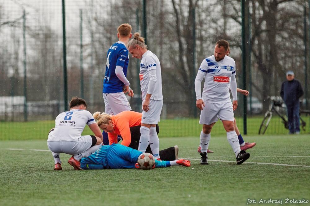 Piłkarze Victorii Czermin w białych strojach. Zdjęcia z innego spotkania (fot. Andrzej Żelazko / facebook.com/lksvictoriaczermin)