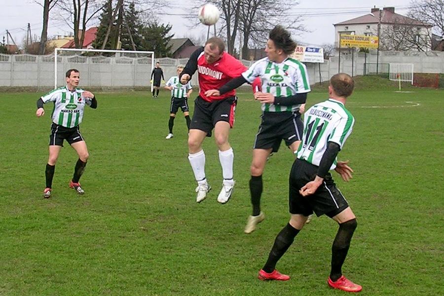 Waldemar Mazurek (pierwszy z lewej) to wieloletni obrońca Kolbuszowianki.