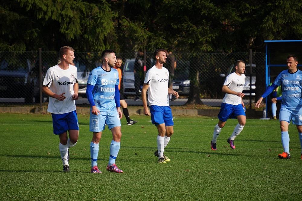 Watkem Korona Rzeszów wygrał i wróciła na fotel lidera 4 ligi podkarpackiej. (fot. Korona Rzeszów)