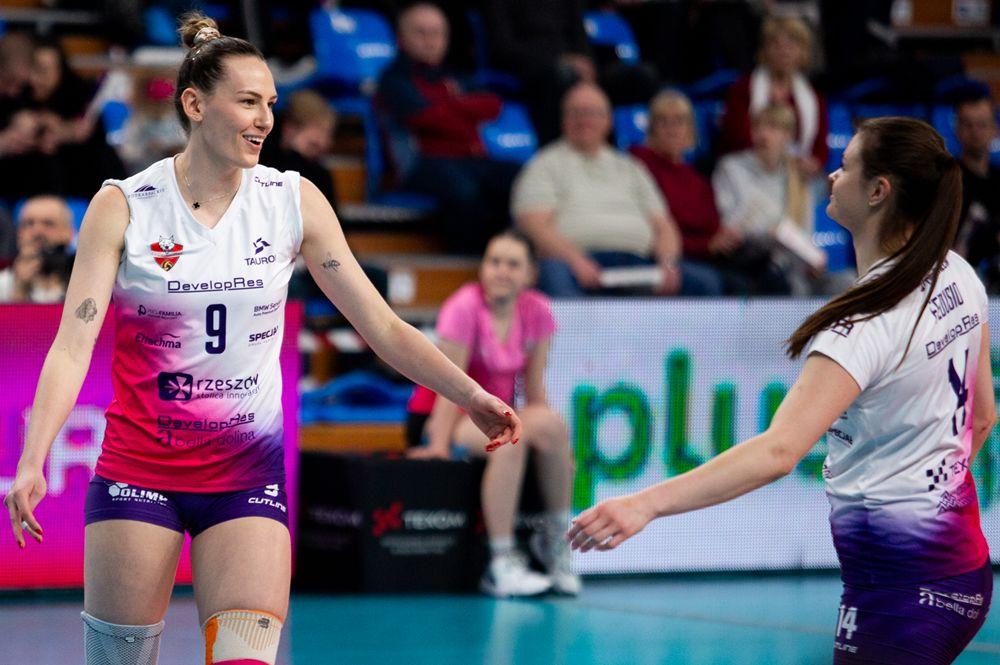 Weronika Centka Tietianiec (z numerem 9) zasiliła ŁKS Commercecon Łódź.Fot. Monika Pliś/KS DevelopRes Rzeszów.