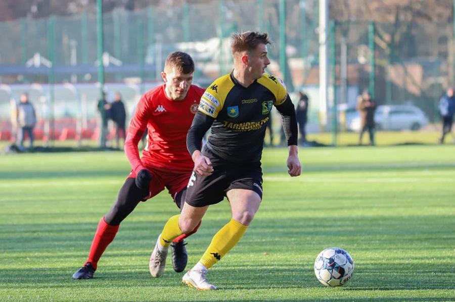 Siarka Tarnobrzeg (żółto-czarne stroje) pokonała Widzew Łódź w sparingu (fot. Wojtek / www.widzewtomy.net)