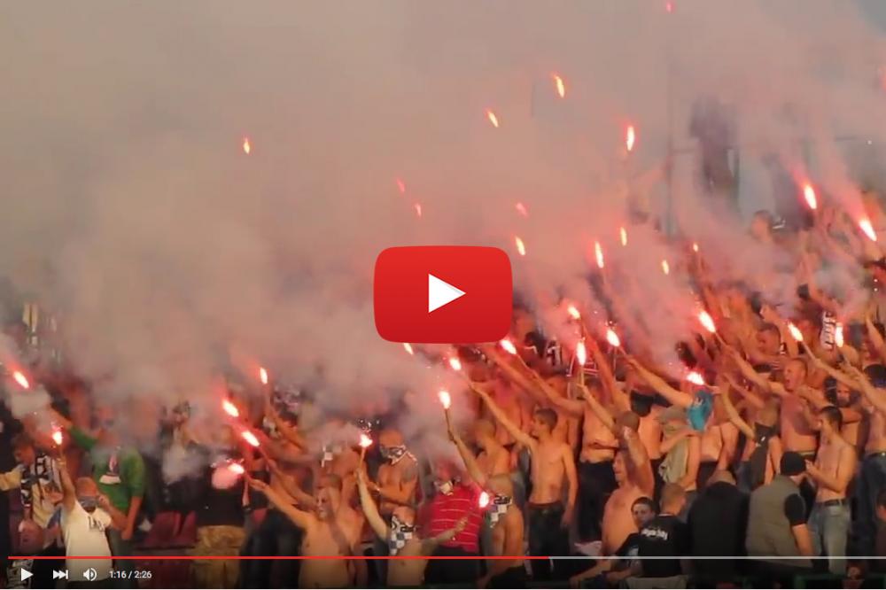 Mecz Karpaty Krosno z Widzewem Łódź, z okazji 85-lecia podkarpackiego klubu w październiku 2013 roku, przyciągnął na trybuny sporo kibiców (fot. youtube.com)