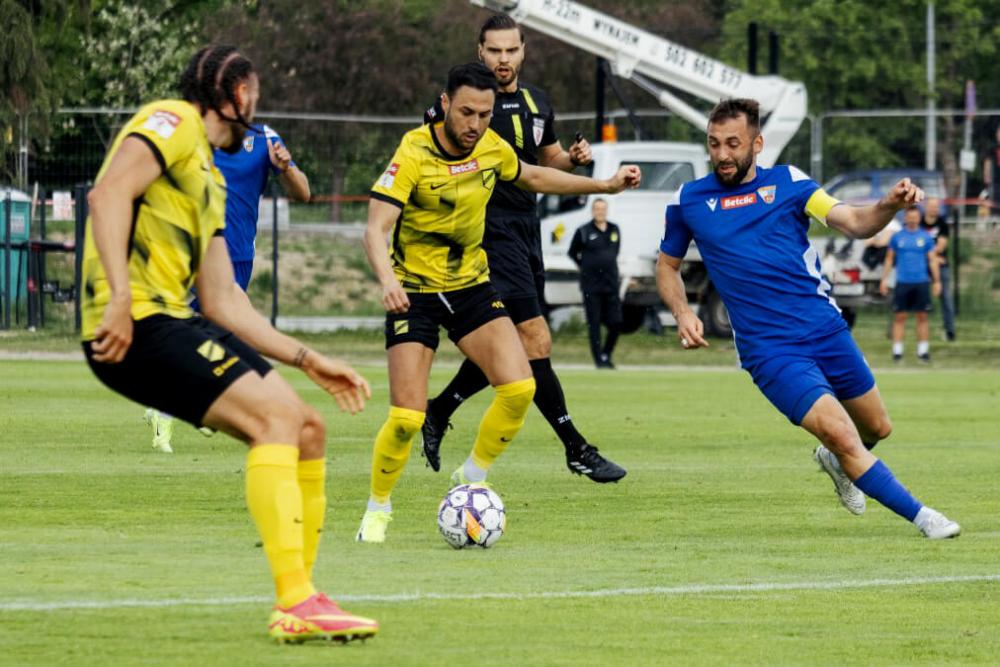 Wieczysta Kraków (żółto-czarne koszulki) zmierzy się z KKS-em Kalisz w półfinałach baraży o awans do 1 ligi (fot. kswieczysta.com)