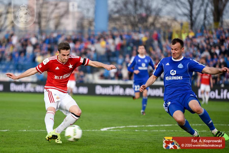 Piłkarze Wisły Kraków oddali hołd tragicznie zmarłym graczon Wólczanki. W spotkaniu z Ruchem Chorzów wystąpili w czarnych opaskach na ramionach (fot. Adam Koprowski / wisla.krakow.pl)