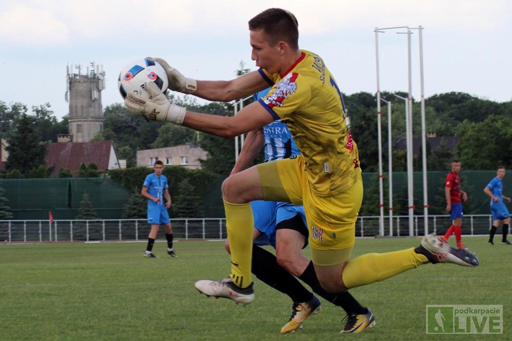 Patryk Drzymała (na zdjęciu, łapie piłke) został nowym bramkarzem Sokoła Nisko (fot. Radosław Kuśmierz)
