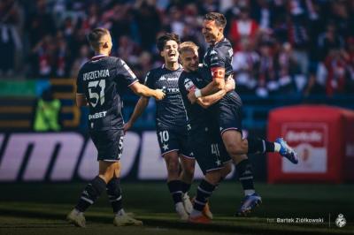 Wisła Kraków zdominowała Puszczę! Kolejny krok w stronę Ekstraklasy