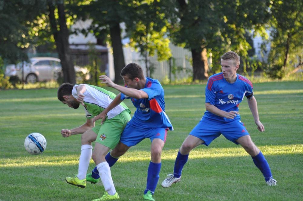Wisłok Strzyżów (niebieskie stroje) wysoko wygrał z Włókniarzem (fot. Tomasz Ciombor)