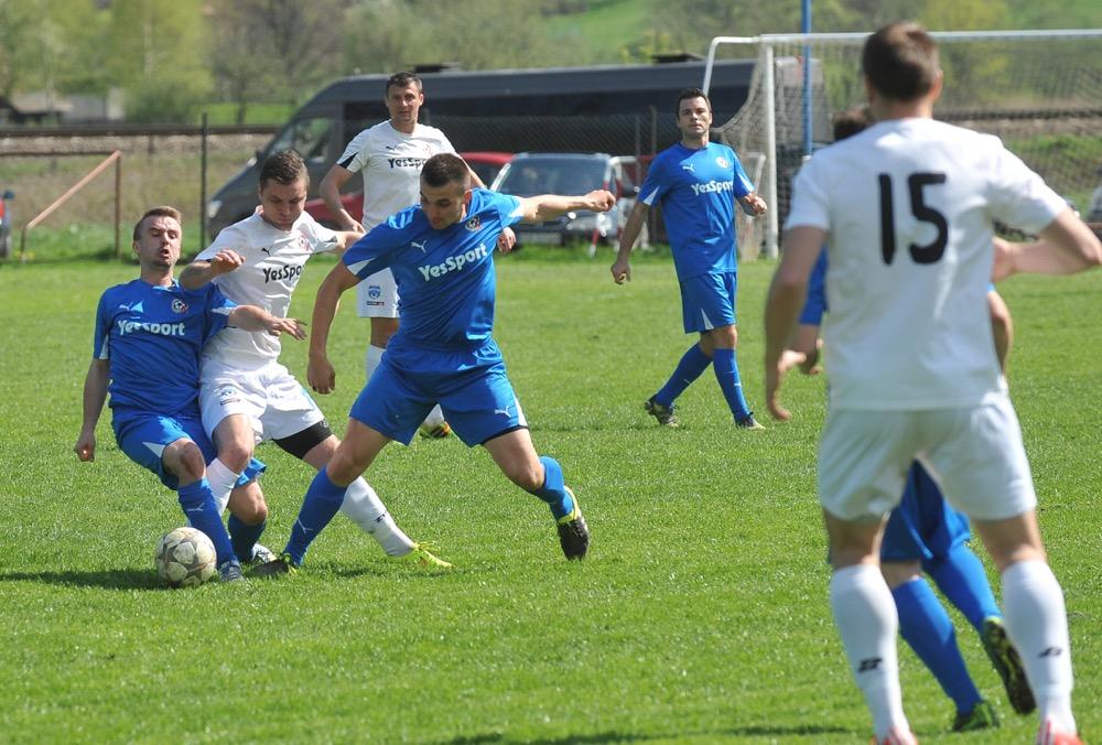 Piłkarze Sokoła Nisko (na zdjęciu w niebieskich strojach) prowadzili już 2-0, ale Błękitni Ropczyce zdołali doprowadzić do remisu (fot. archiwum)