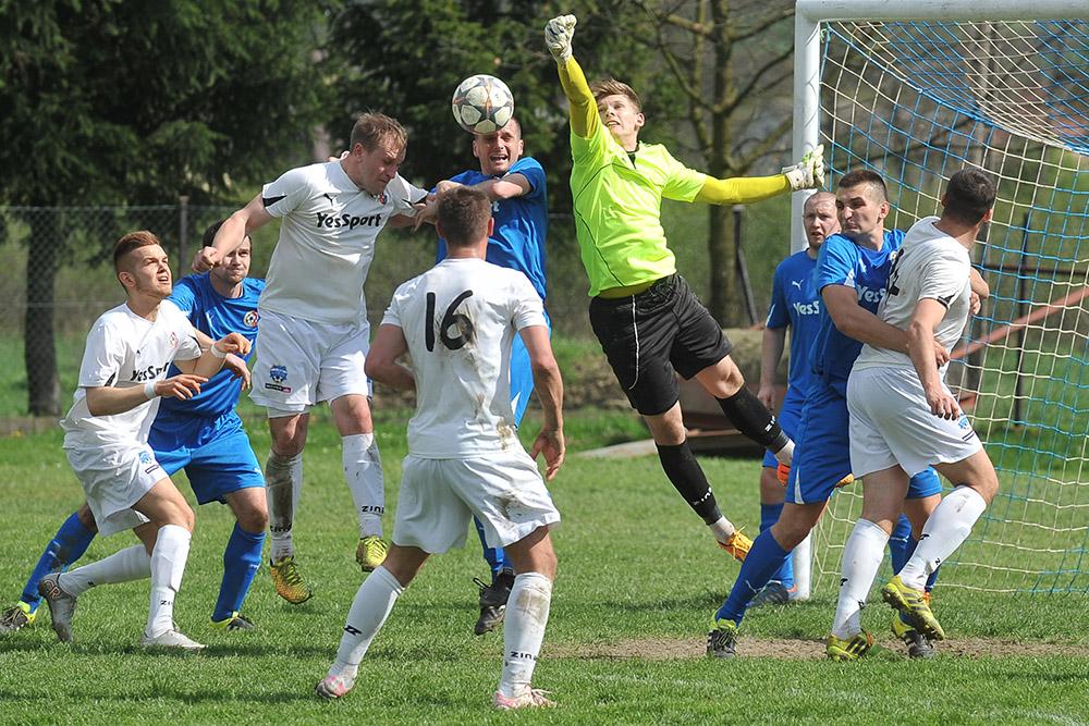 W meczu Wisłoka Wiśniowa (na biało) z Sokołem Nisko nie brakowało walki.