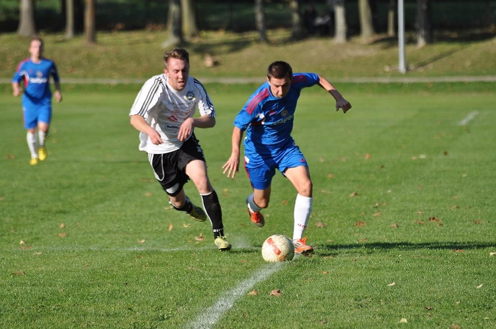 Piłkarze Wisłoka Strzyżów (niebieskie stroje) wygrali z LKS-em Trzebownisko 3-0 (fot. Tomasz Ciombor)
