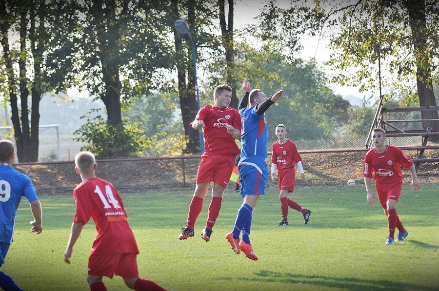 Lechia Sędziszów (czerwone stroje) pokonała Victorię Czermin (fot. Tomacz Ciombor / archiwum)