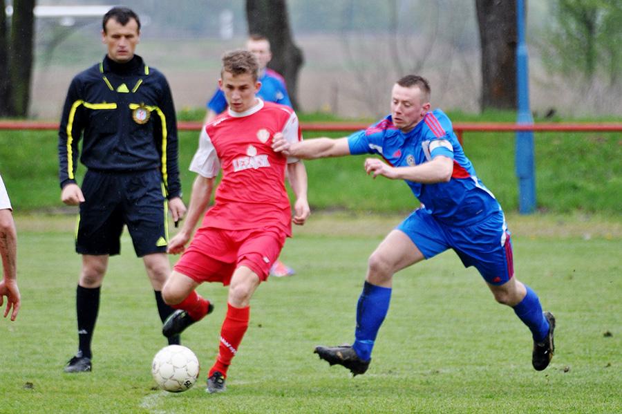 Pogoń Leżajsk w czerwono-białych strojach (fot. Tomasz Ciombor / archiwum)
