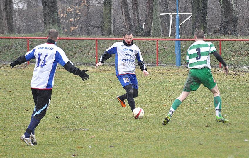 Wisłok Strzyżów (biało-niebieskie stroje) pokonała Strug Tyczyn 3-1 (fot. Tomasz Ciombor)